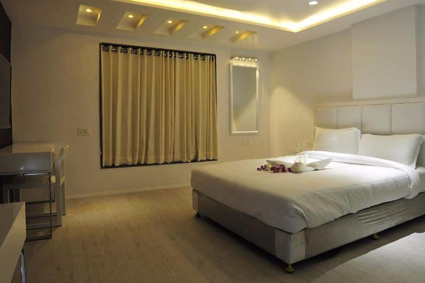 Grand Nakshatra Hotel Ānand Dış mekan fotoğraf