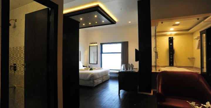 Grand Nakshatra Hotel Ānand Dış mekan fotoğraf